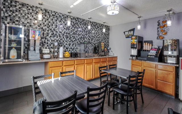 Travelodge by Wyndham Muskegon