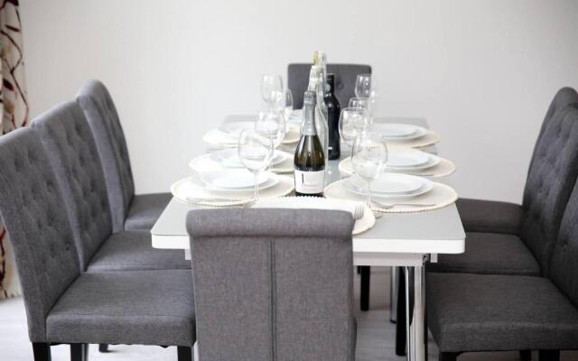 Deluxe 4-bed House Close2 Wembley Stadium