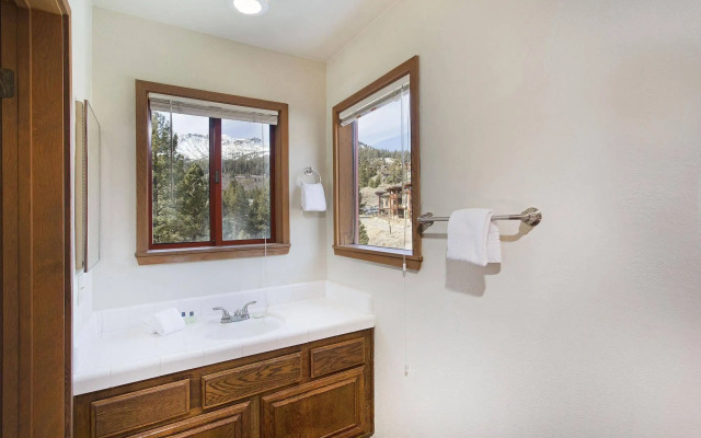Aspen Creek by 101 Great Escapes