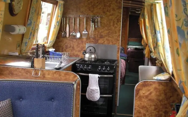 Stone - Boat - Sleeps 6 - Pet Friendly - 85ws