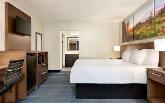 Days Inn & Suites by Wyndham Anaheim At Disneyland Park