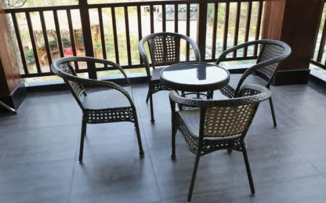 Jingfu Xiaoyuan Linmei Aishe Hotel