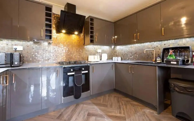 Huge Home,sleeps 12, Private Parking, Pets ok