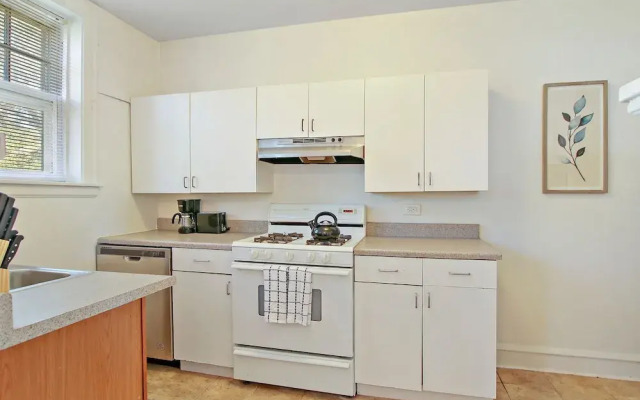 1-Bedroom Nice Apartment in Skokie