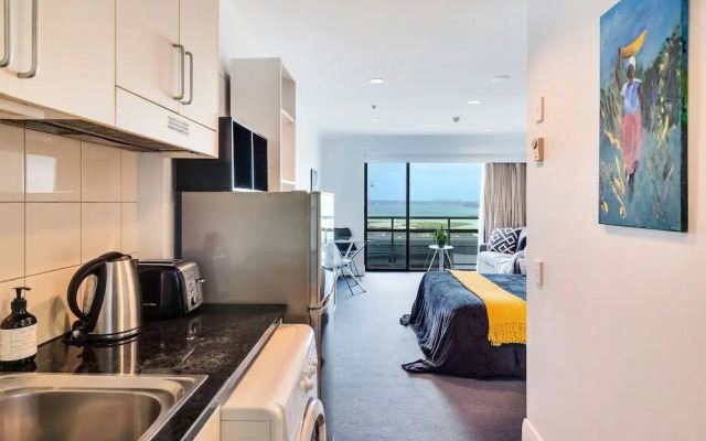 Sea City Views Takapuna Studio w Carpark