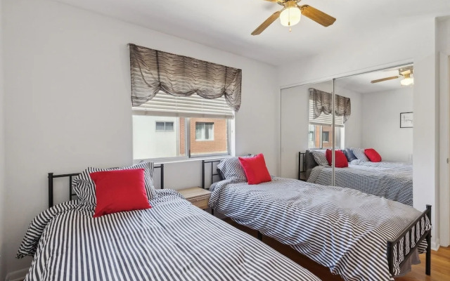 Family-Friendly South Loop Escape by RedAwning
