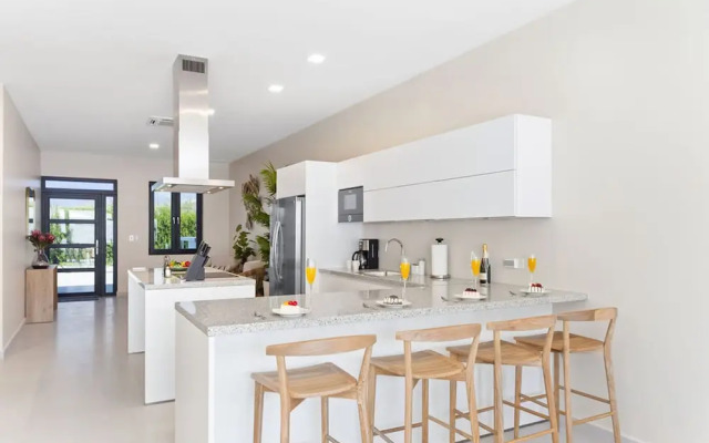 NEW Lux 4BR Villa w Private Pool Walk to Beach