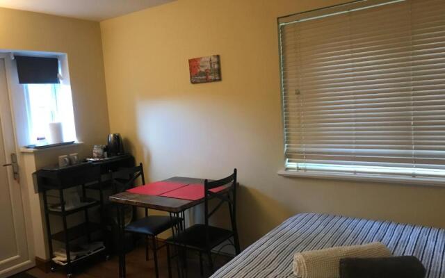 Studio-1-Staines/Heathrow/London-own entrance