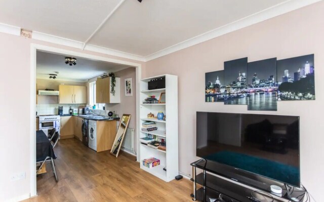Homely 2 Bedroom House in Kennington With Garden