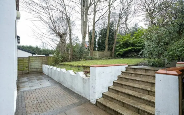 Spacious House With Parking Near Heaton Park