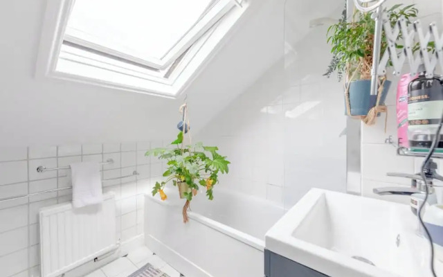 Top Floor 1BD Flat With Balcony - Ladbroke Grove