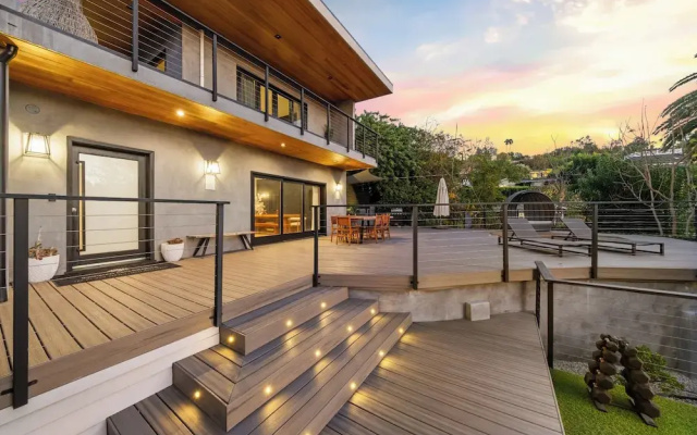 Farley Court - Stylish Hillside Residence With Stunning Views