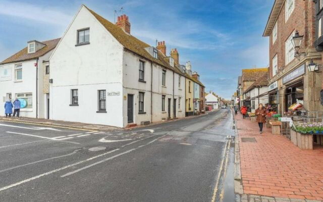 Smugglers View | 3 Bedroom Historic Cottage | Direct Sea Views