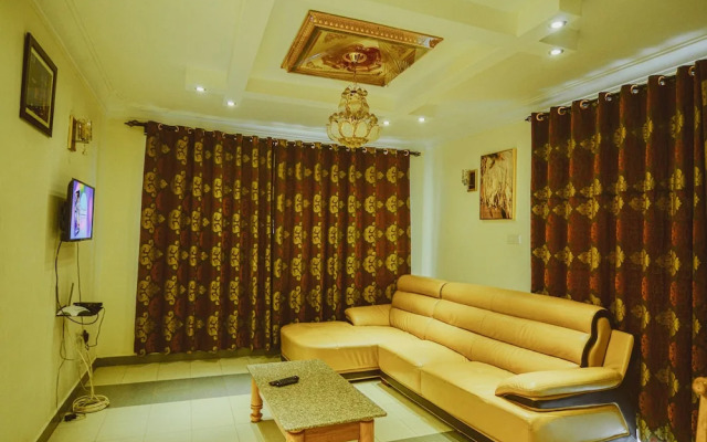 Evelyn Apartments