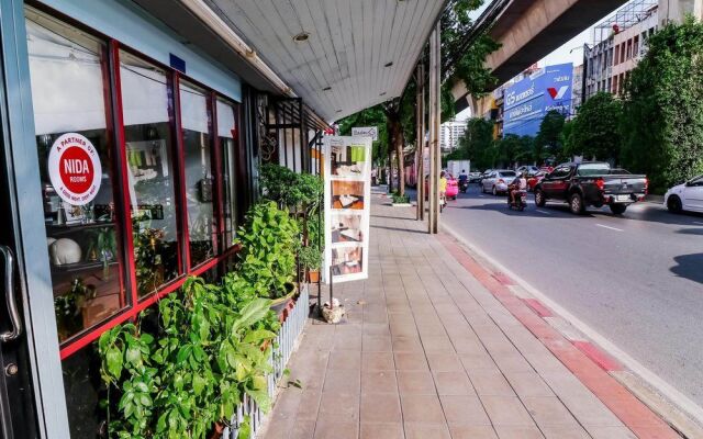 NIDA Rooms Phra Khanong 2163 Place
