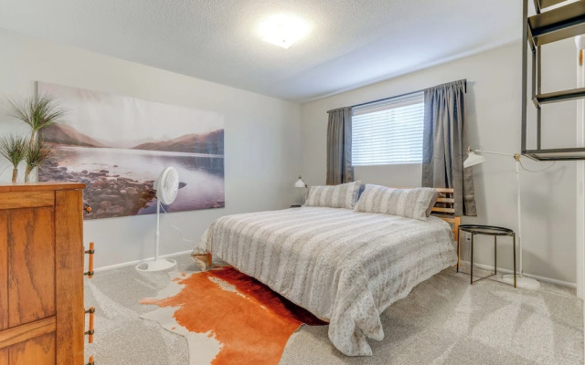 Walk to Conveniences: Tempe Condo w/ Pool!