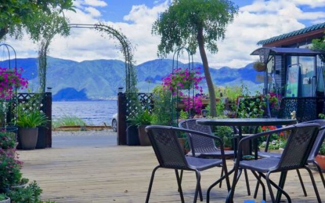 Lugu Lake Cloud - Sea Stacked Courtyard