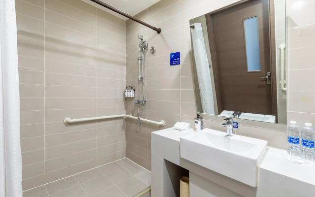 Holiday Inn Express Shenyang North Station by IHG
