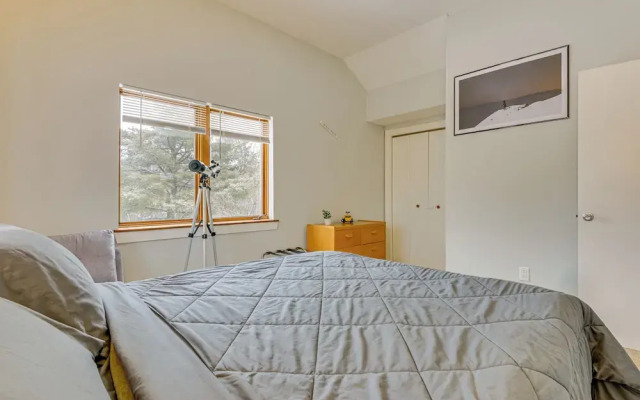 Walk to Mount Snow Resort: Unit w/ Pool & Hot Tubs