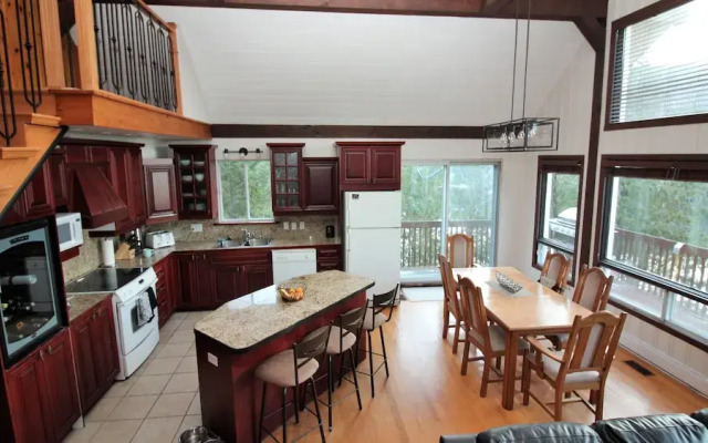 Duhamel Rock Cliff 3-Bedroom Waterfront Chalet