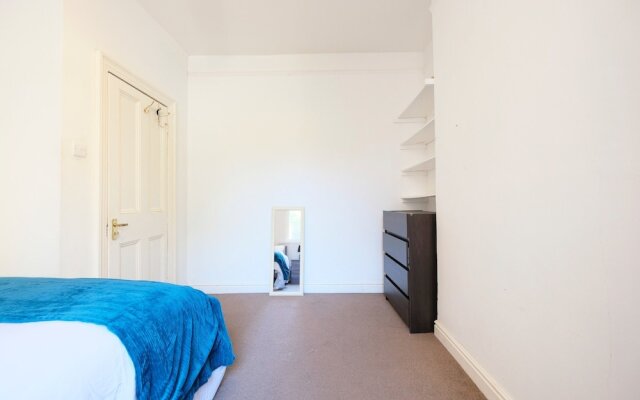 Quiet and Spacious 2-bedroom Flat , Sleeps 4