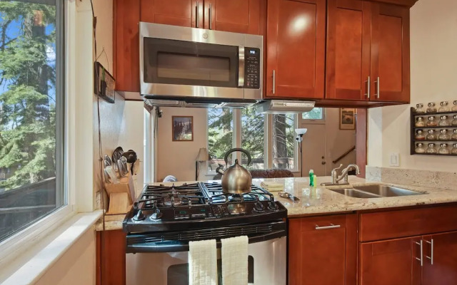 Tahoe City Getaway Minutes From Lake and Activities