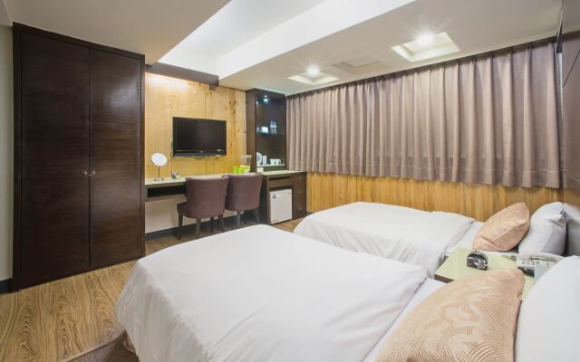 CHECK inn Express Taichung Fengchia