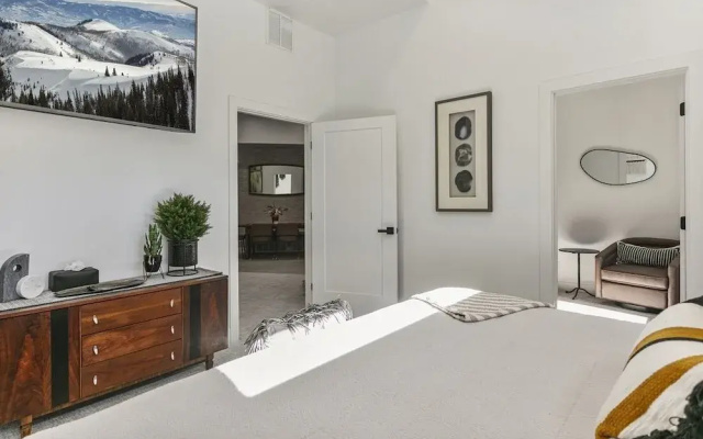 9005B - Luxury Two Bedroom + Den 2 Home