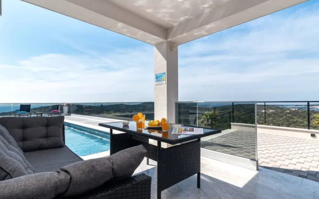 Luminous Infinity Villa With Pool and Gym