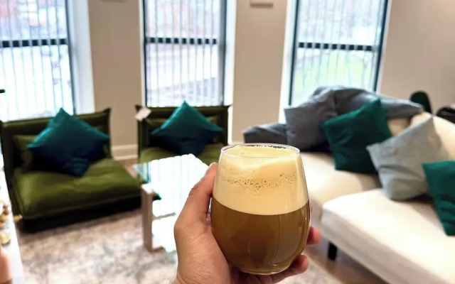 Modern City Apartment - Sleeps 4 & Walk to Arena