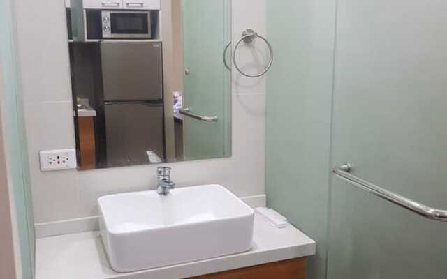OYO 215 Sunshine City Suites