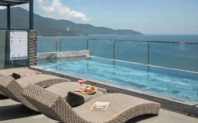 Mangata Beachfront Hotel