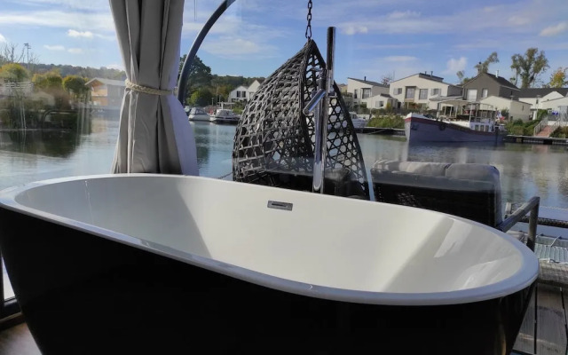 Un Moment Suspendu Pour Couple : Houseboat « Trampoline sur Leau »