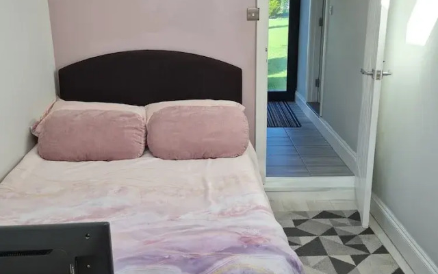 1 Bedroom Annex - 2 Mins From Train Station