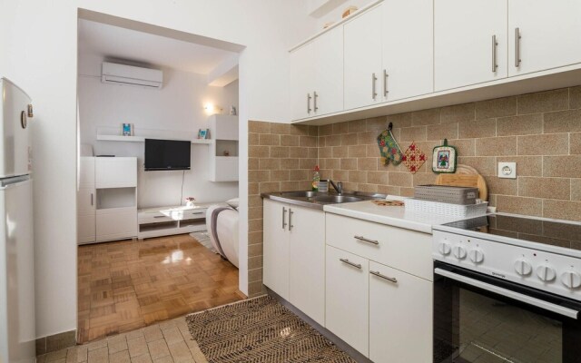 Beautiful Apartment in Stara Novalja With Wifi and 1 Bedrooms