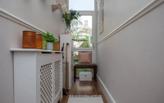 Stylish and Bright 2 Bedroom Flat in Bristol