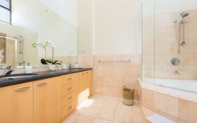 Luxurious Perth Townhouse