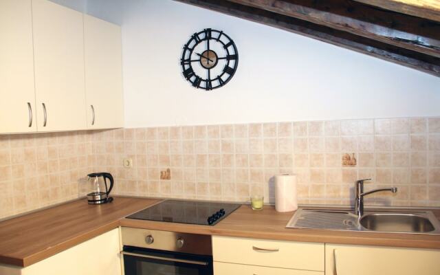 Old Theatre Rooms and Apartments