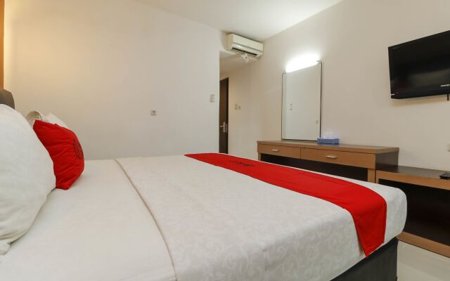 RedDoorz Plus near Karebosi Area