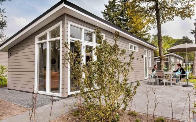 Modern chalet with a dishwasher, located in Park De Veluwe