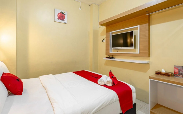 RedDoorz near Dino Park