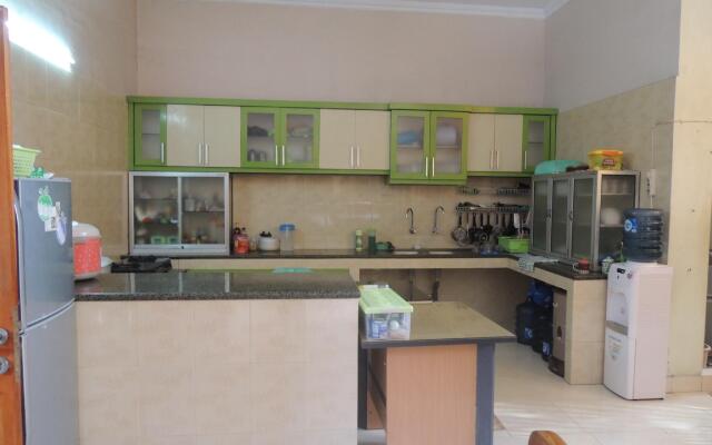 Family Homestay Pondok Shabrina by OYO Rooms