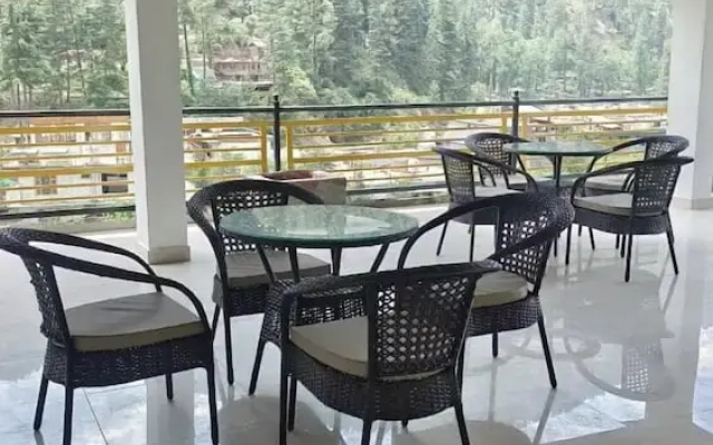 Shesh Besh Guest House & Restaurant