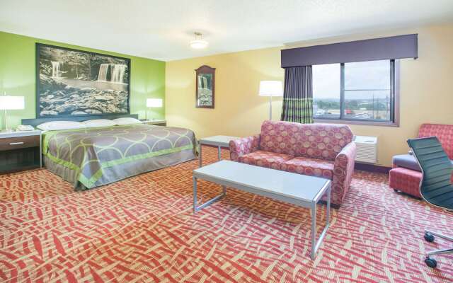 Super 8 by Wyndham Van Buren/Ft. Smith Area