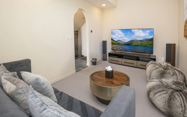 814 Eagle Dr. 4 Bedroom Home by RedAwning