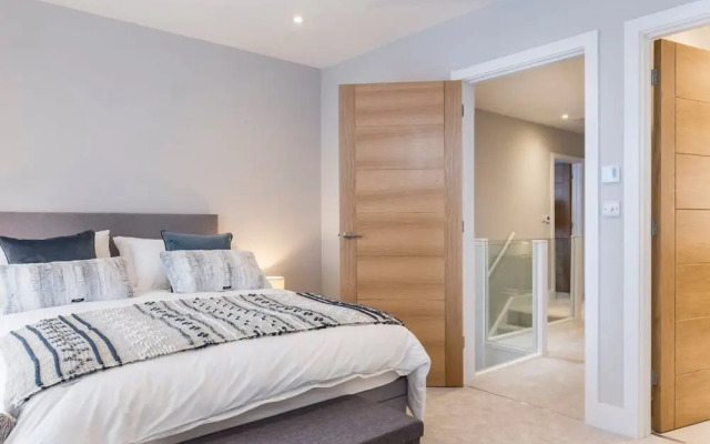 Stylish new Home With Parking - King Beds Garden