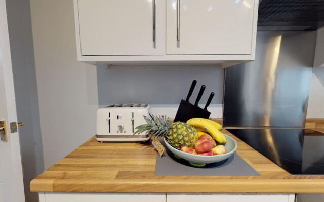 Stayzo 2BR House Accommodation in Peterborough