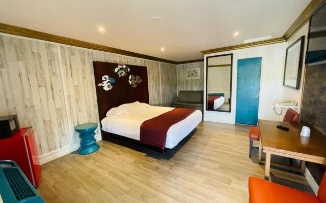 Casa Blanca Inn & Suites