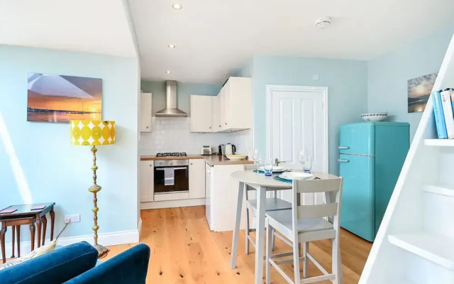 Host Stay Blue Bolthole on Vicarage Lane