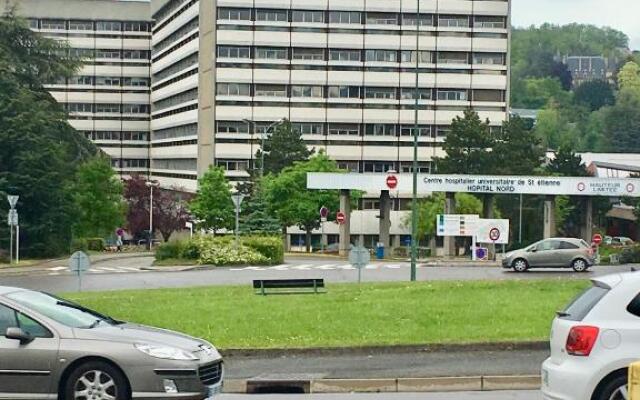 Studio en face Hopital Nord avec terrasse